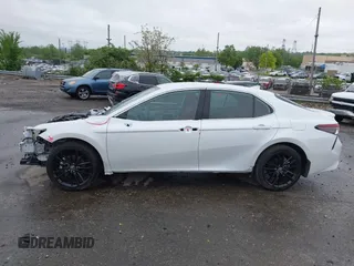 2022 Toyota Camry Hybrid XSE z VIN 4T1K31AK5NU583117, wystawiony jako IAAI lot #42204189 z przebiegiem 22 639 mil mil oraz . Historia ofert i sprzedaży dostępna na DreamBid. Obrazek 15.