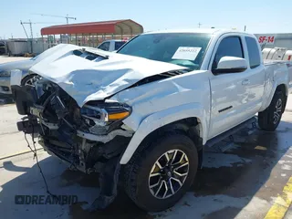 2023 Toyota Tacoma SR z VIN 3TYRZ5CN5PT034397, wystawiony jako IAAI lot #42055222 z przebiegiem 39 144 mil mil oraz . Historia ofert i sprzedaży dostępna na DreamBid. Obrazek 6.