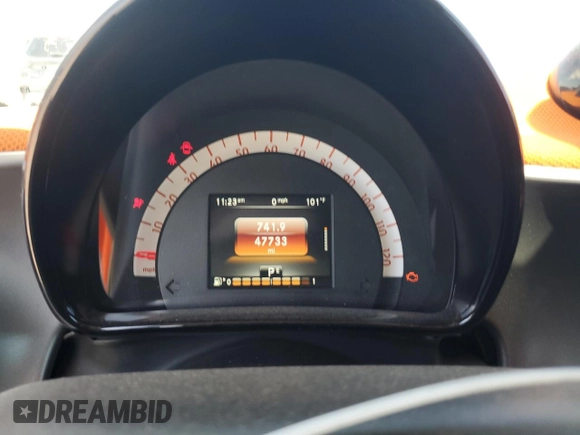2016 Smart fortwo Passion z VIN WMEFJ5DA6GK075566, wystawiony jako Copart lot #56606935 z przebiegiem 47 733 mil mil oraz Szkody całkowita. Historia ofert i sprzedaży dostępna na DreamBid. Obrazek 9.