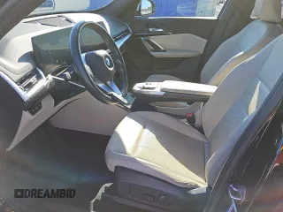 2024 BMW X1 xDrive28i z VIN WBX73EF08R5Y90826, wystawiony jako Copart lot #56059065 z przebiegiem 18 928 mil mil oraz Tytuł czysty. Historia ofert i sprzedaży dostępna na DreamBid. Obrazek 7.