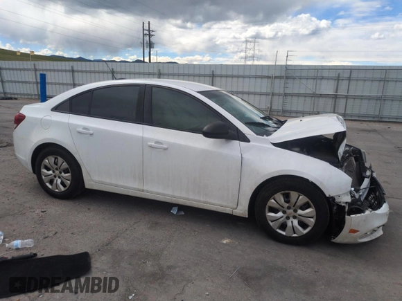 2015 Chevrolet Cruze LS z VIN 1G1PA5SHXF7151982, wystawiony jako Copart lot #54797185 z przebiegiem 137 278 mil mil oraz Szkoda całkowita • Salvage title. Historia ofert i sprzedaży dostępna na DreamBid. Obrazek 4.