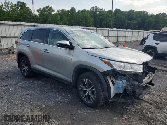 2019 Toyota Highlander LE with VIN 5TDBZRFH3KS975866, listed as a Copart auction lot 60226695 with 68,113 mi miles and Salvage title. Bid and sale history available at DreamBid. Image 4.