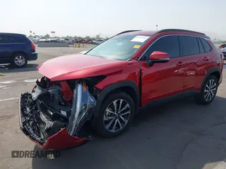 2023 Toyota Corolla Cross XLE z VIN 7MUDAAAG0PV065993, wystawiony jako IAAI lot #42629443 z przebiegiem 16 056 mil mil oraz . Historia ofert i sprzedaży dostępna na DreamBid. Obrazek 17.