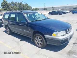 1999 Volvo V70 XC Cross Country z VIN YV1LZ56D1X2602232, wystawiony jako IAAI lot #42839035 z przebiegiem 146 154 mil mil oraz . Historia ofert i sprzedaży dostępna na DreamBid. Obrazek 1.