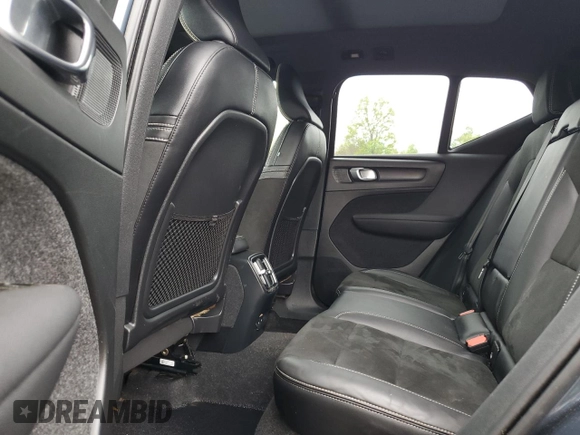 2022 Volvo XC40 Twin Plus z VIN YV4ED3UR2N2674275, wystawiony jako Copart lot #55912995 z przebiegiem Nie podano mil oraz Tytuł czysty. Historia ofert i sprzedaży dostępna na DreamBid. Obrazek 11.