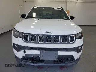 2024 Jeep Compass Latitude with VIN 3C4NJDBN0RT111456, listed as a Copart auction lot 60617745 with 26,593 mi miles and Clean title. Bid and sale history available at DreamBid. Image 5.