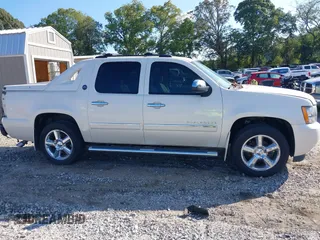 2013 Chevrolet Avalanche LTZ with VIN 3GNTKGE73DG377940, listed as a IAAI auction lot 40379669 with 91,815 mi miles. Bid and sale history available at carsss.com. Image 14.