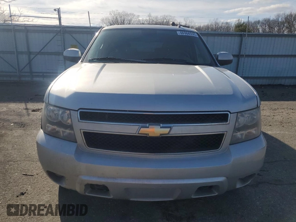 2011 Chevrolet Suburban z VIN 1GNSKHE39BR266160, wystawiony jako Copart lot #46368555 z przebiegiem 230 458 mil mil oraz Czysty tytuł • Clean title. Historia ofert i sprzedaży dostępna na DreamBid. Obrazek 5.