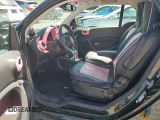 2019 Smart fortwo Pure z VIN WMEFJ9BAXKK359995, wystawiony jako Copart lot #56724955 z przebiegiem 17 755 mil mil oraz Tytuł czysty. Historia ofert i sprzedaży dostępna na DreamBid. Obrazek 7.