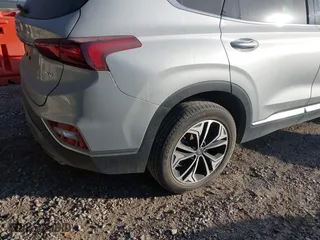 2019 Hyundai Santa Fe Limited with VIN 5NMS53AA4KH132538, listed as a IAAI auction lot 40698953 with 98,472 mi miles. Bid and sale history available at carsss.com. Image 4.