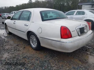 1999 Lincoln Town Car Signature z VIN 1LNHM82WXXY673201, wystawiony jako IAAI lot #41257677 z przebiegiem Nie podano mil oraz . Historia ofert i sprzedaży dostępna na DreamBid. Obrazek 3.