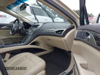 2014 Lincoln MKZ z VIN 3LN6L2GK4ER828656, wystawiony jako IAAI lot #41285297 z przebiegiem 102 513 mil mil oraz . Historia ofert i sprzedaży dostępna na DreamBid. Obrazek 5.