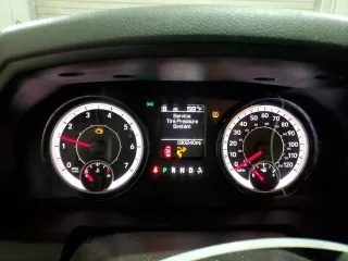 2018 Ram 1500 SLT z VIN 1C6RR6GG8JS126834, wystawiony jako Copart lot #46529825 z przebiegiem 190 240 mil mil oraz Czysty tytuł • Clean title. Historia ofert i sprzedaży dostępna na DreamBid. Obrazek 9.