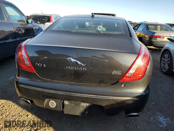 2015 Jaguar XJ Portfolio z VIN SAJWJ2GD9F8V85717, wystawiony jako Copart lot #82539734 z przebiegiem 113 721 mil mil oraz Szkoda całkowita • Salvage title. Historia ofert i sprzedaży dostępna na DreamBid. Obrazek 6.