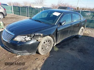 2014 Chrysler 200 LX z VIN 1C3CCBAB0EN146350, wystawiony jako IAAI lot #41527142 z przebiegiem 134 412 mil mil oraz . Historia ofert i sprzedaży dostępna na DreamBid. Obrazek 2.