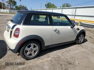 2011 MINI Hardtop z VIN WMWSU3C53BT181633, wystawiony jako Copart lot #57478365 z przebiegiem Nie podano mil oraz Tytuł czysty. Historia ofert i sprzedaży dostępna na DreamBid. Obrazek 3.