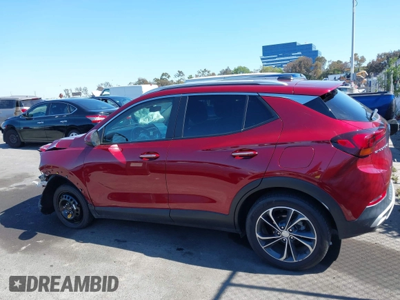 2023 Buick Encore GX Select z VIN KL4MMDS29PB015357, wystawiony jako IAAI lot #42226844 z przebiegiem 44 818 mil mil oraz . Historia ofert i sprzedaży dostępna na DreamBid. Obrazek 15.