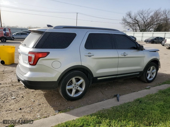2019 Ford Explorer XLT with VIN 1FM5K7DH7KGA08207, listed as a Copart auction lot 48581985 with 141,474 mi miles and Salvage Title. Bid and sale history available at carsss.com. Image 3.