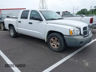 2005 Dodge Dakota SLT z VIN 1D7HE48NX5S217990, wystawiony jako IAAI lot #42436014 z przebiegiem 215 324 mil mil oraz . Historia ofert i sprzedaży dostępna na DreamBid. Obrazek 1.