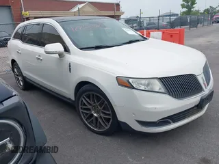 2013 Lincoln MKT EcoBoost z VIN 2LMHJ5AT8DBL54536, wystawiony jako IAAI lot #42281180 z przebiegiem 191 246 mil mil oraz . Historia ofert i sprzedaży dostępna na DreamBid. Obrazek 1.
