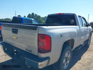 2010 Chevrolet Silverado 1500 LT with VIN 1GCSKSE35AZ298883, listed as a IAAI auction lot 39632673 with 165,950 mi miles. Bid and sale history available at carsss.com. Image 4.