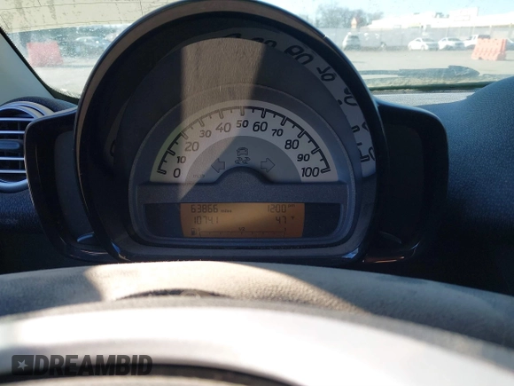 2013 Smart fortwo Pure z VIN WMEEJ3BA7DK614923, wystawiony jako IAAI lot #41677011 z przebiegiem 63 866 mil mil oraz . Historia ofert i sprzedaży dostępna na DreamBid. Obrazek 7.
