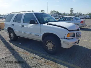 1996 GMC Jimmy SL with VIN 1GKDT13W4T2546327, listed as a IAAI auction lot 41966572 with 134,749 mi miles. Bid and sale history available at carsss.com. Image 1.