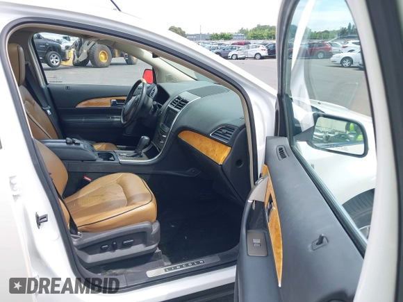 2012 Lincoln MKX z VIN 2LMDJ8JKXCBL01858, wystawiony jako IAAI lot #42221692 z przebiegiem 89 470 mil mil oraz . Historia ofert i sprzedaży dostępna na DreamBid. Obrazek 5.