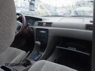 2001 Toyota Camry CE z VIN 4T1BG22K01U847704, wystawiony jako IAAI lot #41583762 z przebiegiem Nie podano mil oraz . Historia ofert i sprzedaży dostępna na DreamBid. Obrazek 5.