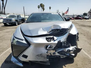 2025 Lexus RZ 300e Premium z VIN JTJABABB3SA007988, wystawiony jako Copart lot #54241965 z przebiegiem 2 633 mil mil oraz Szkoda całkowita • Salvage title. Historia ofert i sprzedaży dostępna na DreamBid. Obrazek 5.