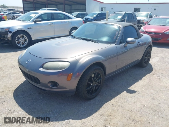 2007 Mazda MX-5 Miata Sport z VIN JM1NC25F570130226, wystawiony jako IAAI lot #42227544 z przebiegiem 150 035 mil mil oraz . Historia ofert i sprzedaży dostępna na DreamBid. Obrazek 18.