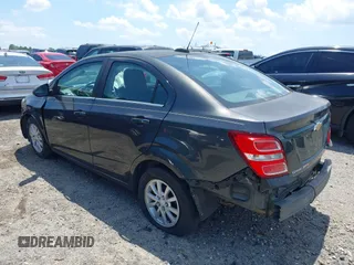 2017 Chevrolet Sonic LT z VIN 1G1JD5SB6H4154391, wystawiony jako IAAI lot #42581620 z przebiegiem 83 073 mil mil oraz . Historia ofert i sprzedaży dostępna na DreamBid. Obrazek 3.