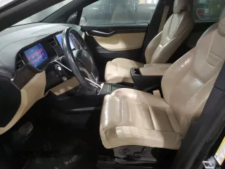 2016 Tesla Model X 70D z VIN 5YJXCBE25GF004035, wystawiony jako Copart lot #43964955 z przebiegiem 127 100 mil mil oraz Szkody całkowita. Historia ofert i sprzedaży dostępna na DreamBid. Obrazek 7.