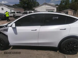 2022 Tesla Model Y Long Range z VIN 7SAYGDEE3NF385933, wystawiony jako IAAI lot #42059675 z przebiegiem 88 488 mil mil oraz . Historia ofert i sprzedaży dostępna na DreamBid. Obrazek 13.