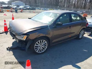 2011 Volkswagen Jetta SEL z VIN 3VWLX7AJXBM300389, wystawiony jako IAAI lot #41760720 z przebiegiem 249 087 mil mil oraz . Historia ofert i sprzedaży dostępna na DreamBid. Obrazek 2.