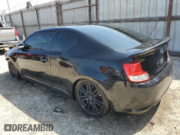 2012 Scion tC z VIN JTKJF5C79C3044194, wystawiony jako Copart lot #59359825 z przebiegiem 158 495 mil mil oraz Szkoda całkowita • Salvage title. Historia ofert i sprzedaży dostępna na DreamBid. Obrazek 2.