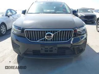2025 Volvo XC40 Core Bright Theme z VIN YV4L12UJ1S2557593, wystawiony jako IAAI lot #42013569 z przebiegiem 1779 mil mil oraz . Historia ofert i sprzedaży dostępna na DreamBid. Obrazek 12.