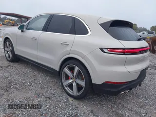 2024 Porsche Cayenne S z VIN WP1AL2AY4RDA33633, wystawiony jako IAAI lot #41405207 z przebiegiem 4 157 mil mil oraz . Historia ofert i sprzedaży dostępna na DreamBid. Obrazek 3.