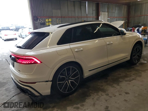 2021 Audi Q8 Premium Plus z VIN WA1EVAF14MD033153, wystawiony jako Copart lot #47657525 z przebiegiem 52 168 mil mil oraz Szkody całkowita. Historia ofert i sprzedaży dostępna na DreamBid. Obrazek 3.
