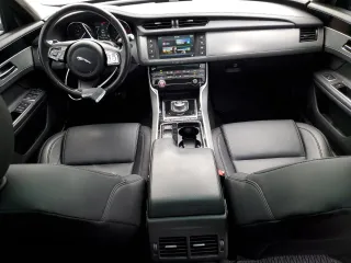 2017 Jaguar XF with VIN SAJBJ4BN0HCY32584, listed as a Copart auction lot 81320524 with 74,104 mi miles and Clean Title. Bid and sale history available at DreamBid. Image 8.