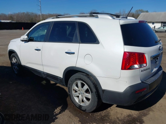 2013 Kia Sorento LX z VIN 5XYKT3A67DG348527, wystawiony jako IAAI lot #41877162 z przebiegiem 348 914 mil mil oraz . Historia ofert i sprzedaży dostępna na DreamBid. Obrazek 3.