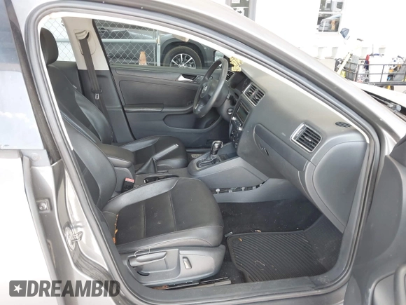 2014 Volkswagen Jetta SE z VIN 3VWD17AJXEM315517, wystawiony jako IAAI lot #42348053 z przebiegiem 120 208 mil mil oraz . Historia ofert i sprzedaży dostępna na DreamBid. Obrazek 5.
