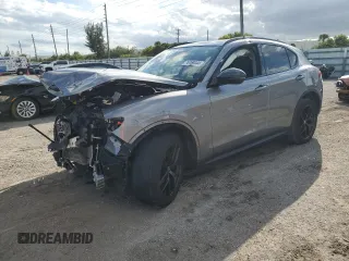 2019 Alfa Romeo Stelvio z VIN ZASPAJAN6K7C57077, wystawiony jako Copart lot #76168444 z przebiegiem 49 372 mil mil oraz Nie do naprawy. Historia ofert i sprzedaży dostępna na DreamBid. Obrazek 1.
