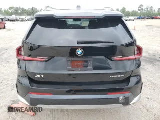 2024 BMW X1 xDrive28i z VIN WBX73EF07R5Y34795, wystawiony jako Copart lot #52121345 z przebiegiem 8 605 mil mil oraz Nie do naprawy • Non repairable. Historia ofert i sprzedaży dostępna na DreamBid. Obrazek 6.