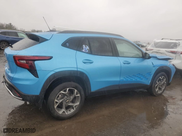 2025 Chevrolet Trax LT with VIN KL77LHEP0SC104304, listed as a Copart auction lot 48111385 with 2,480 mi miles and Salvage Title. Bid and sale history available at carsss.com. Image 3.