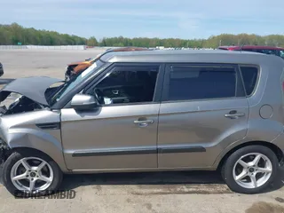2013 Kia Soul + z VIN KNDJT2A63D7607176, wystawiony jako IAAI lot #42106454 z przebiegiem 130 814 mil mil oraz . Historia ofert i sprzedaży dostępna na DreamBid. Obrazek 14.
