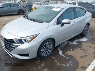 2023 Nissan Versa SV z VIN 3N1CN8EV2PL851282, wystawiony jako IAAI lot #41904319 z przebiegiem 41 651 mil mil oraz . Historia ofert i sprzedaży dostępna na DreamBid. Obrazek 6.