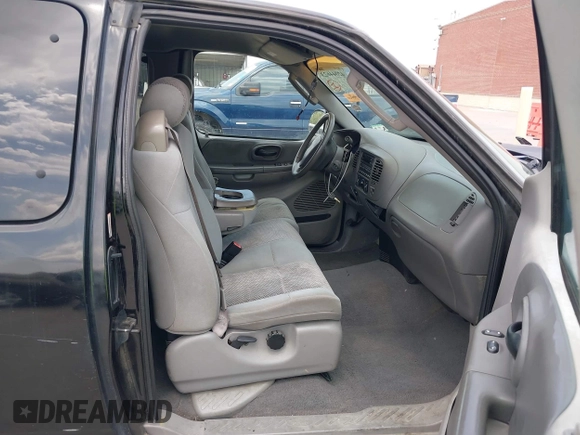 2002 Ford F-150 XL z VIN 1FTRX07W12KD47521, wystawiony jako IAAI lot #42044623 z przebiegiem 334 930 mil mil oraz . Historia ofert i sprzedaży dostępna na DreamBid. Obrazek 5.