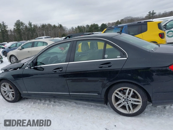2013 Mercedes-Benz C 300 Sport z VIN WDDGF8AB2DG124530, wystawiony jako IAAI lot #41553508 z przebiegiem 110 654 mil mil oraz . Historia ofert i sprzedaży dostępna na DreamBid. Obrazek 14.