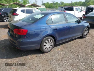 2014 Volkswagen Jetta S z VIN 3VW2K7AJ2EM429306, wystawiony jako IAAI lot #42161911 z przebiegiem 129 997 mil mil oraz . Historia ofert i sprzedaży dostępna na DreamBid. Obrazek 4.